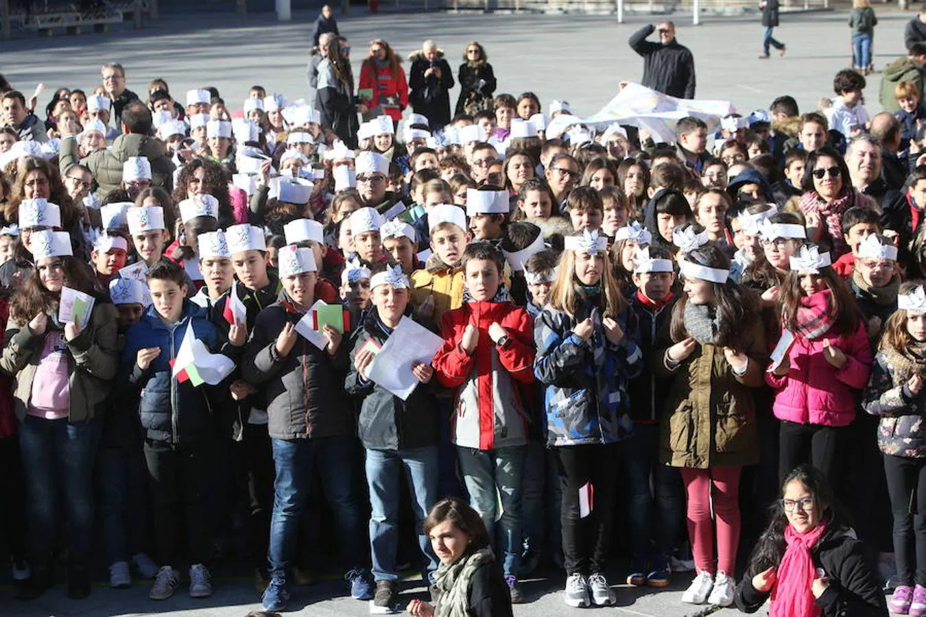 Casi un millar de escolares de nueve colegios logroñeses han participado hoy en una escenificación, en la plaza del Ayuntamiento de la capital riojana, para fomentar la tolerancia y la convivencia, durante la celebración del Día de la Paz y la No Violencia, bajo el lema "Convive Logroño".