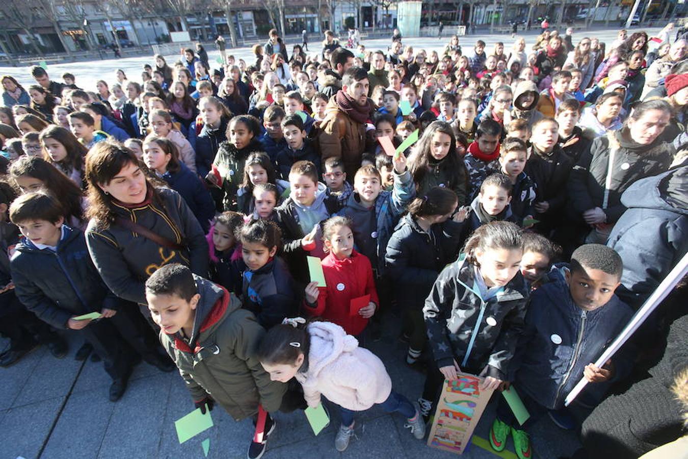 Casi un millar de escolares de nueve colegios logroñeses han participado hoy en una escenificación, en la plaza del Ayuntamiento de la capital riojana, para fomentar la tolerancia y la convivencia, durante la celebración del Día de la Paz y la No Violencia, bajo el lema "Convive Logroño".