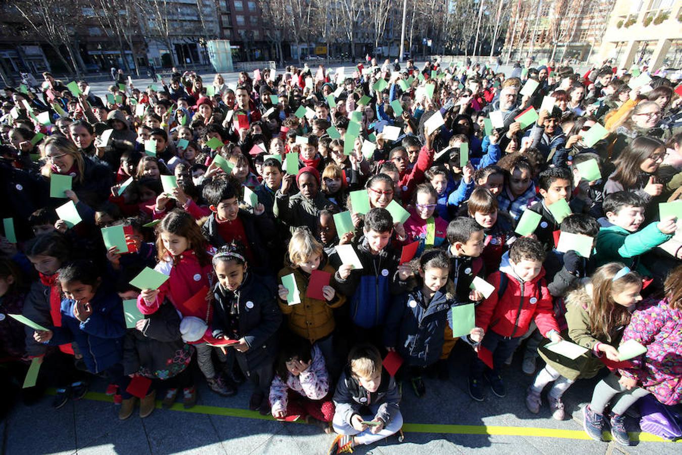 Casi un millar de escolares de nueve colegios logroñeses han participado hoy en una escenificación, en la plaza del Ayuntamiento de la capital riojana, para fomentar la tolerancia y la convivencia, durante la celebración del Día de la Paz y la No Violencia, bajo el lema "Convive Logroño".