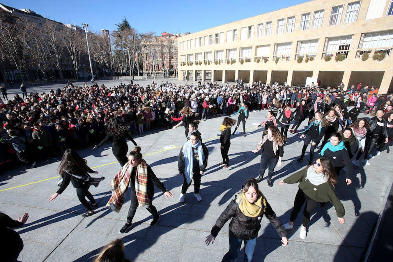 Casi un millar de escolares de nueve colegios logroñeses han participado hoy en una escenificación, en la plaza del Ayuntamiento de la capital riojana, para fomentar la tolerancia y la convivencia, durante la celebración del Día de la Paz y la No Violencia, bajo el lema "Convive Logroño".