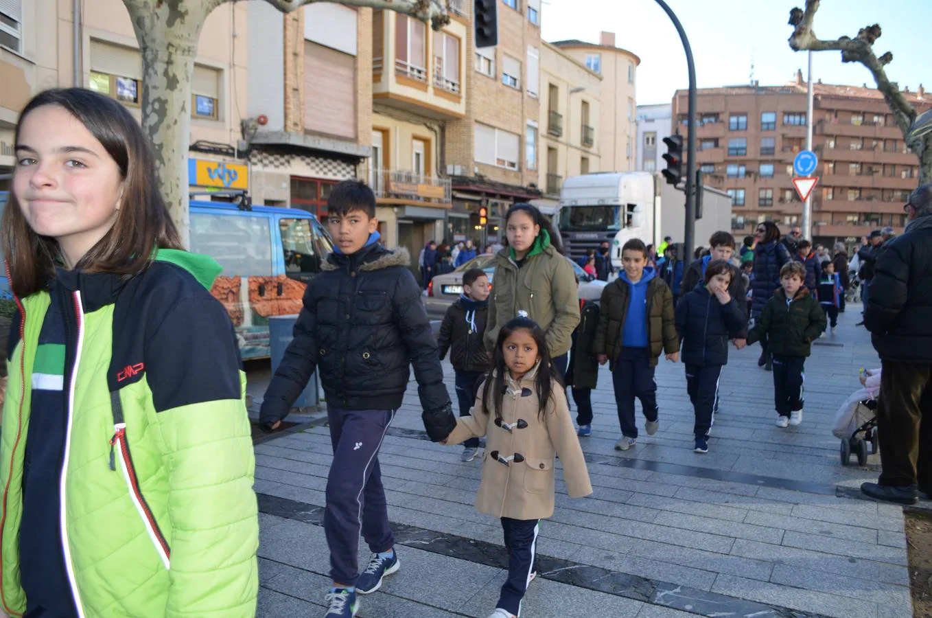  El colegio Teresianas ha realizado este martes una marcha por la paz por el centro de Calahorra