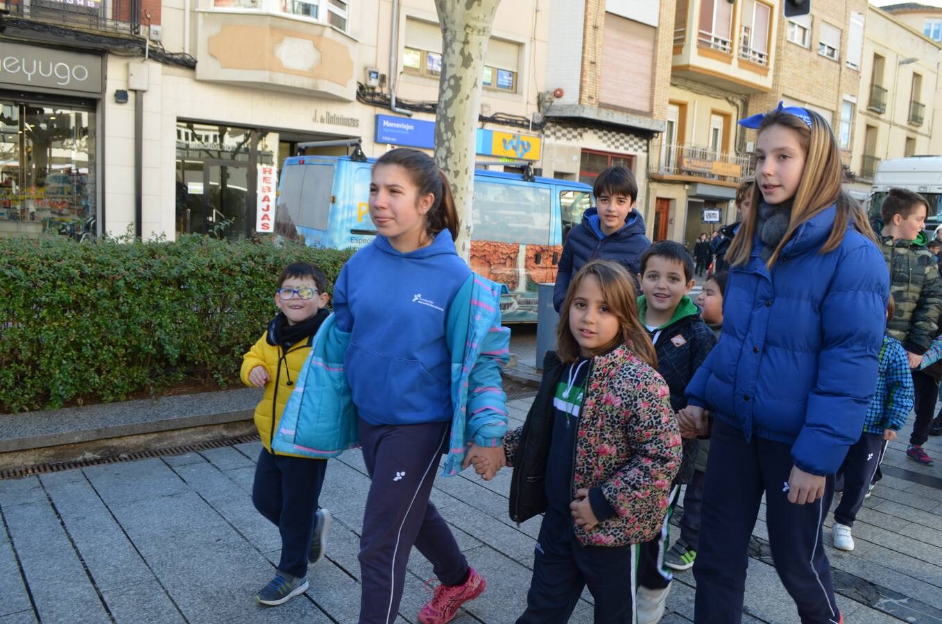  El colegio Teresianas ha realizado este martes una marcha por la paz por el centro de Calahorra
