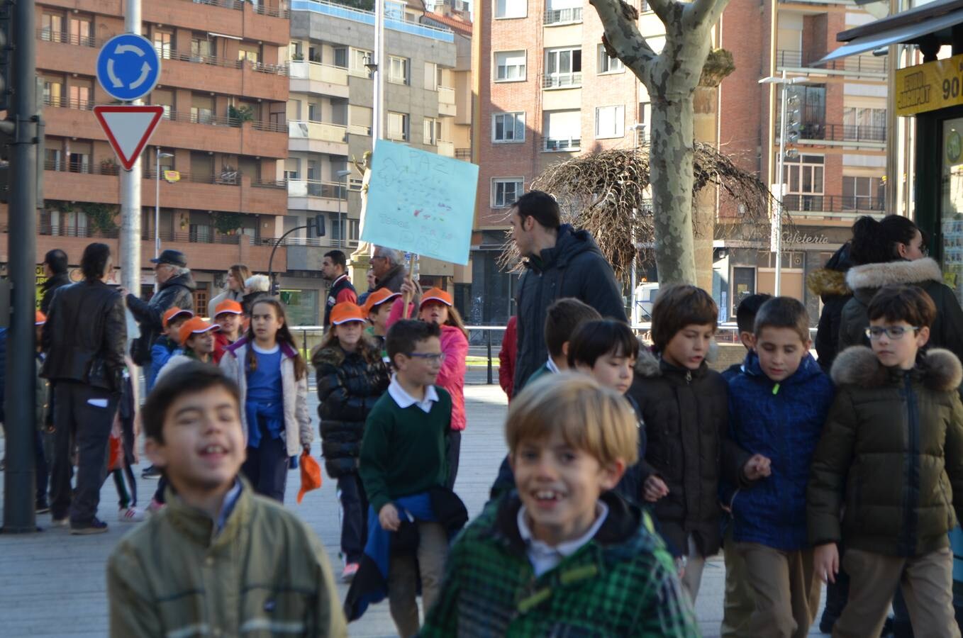  El colegio Teresianas ha realizado este martes una marcha por la paz por el centro de Calahorra