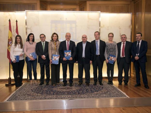 Responsables sanitarios de la comunidad, con el presidente Ceniceros al frente, ayer en la presentación del plan. :: l.r.
