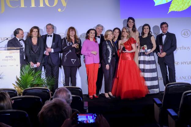 De izquierda a derecha, Fernando de Yarza, presidente de Taller de Editores; Laura Múgica, directora de Taller de Editores; el ministro Íñigo Méndez de Vigo; la cineasta Isabel Coixet; la soprano y compositora Pilar Jurado; Santiago Bergareche, presidente de Vocento; Charo Carrera, directora de 'Mujerhoy'; Carmen Peña, presidenta de la Federación Internacional de Farmacéuticos; la empresaria joyera Cristina Yanes; la atleta Ruth Beitia; la directora de orquesta Virginia Martínez y el cardiólogo José Luis Zamorano. :: josé ramón ladra