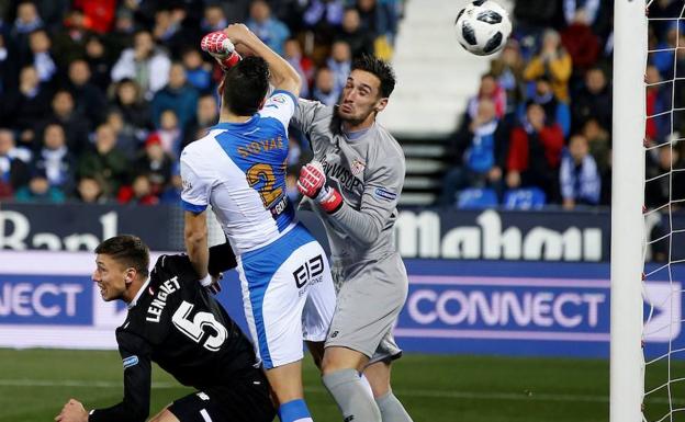  Siovas anota ante Sergio Rico. 