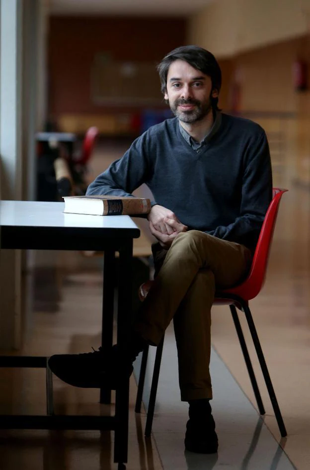 El profesor de Derecho Penal Sergio Pérez, en el Edificio Quintiliano de la UR. :: Juan Marín