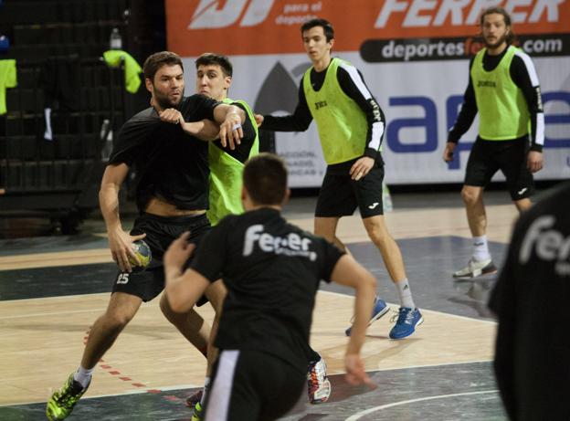 La plantilla del BM Logroño prepara su duelo ante Granollers. ::