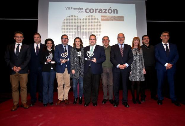 Foto de familia de los distinguidos por Cáritas en la gala de ayer. :: juan marín 