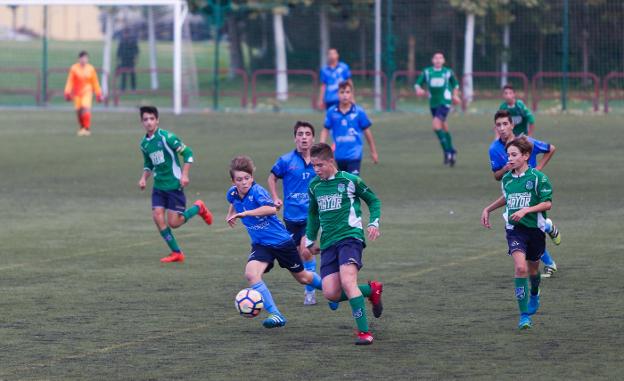 Un jugador del Berceo conduce el balón contra el Comillas. 