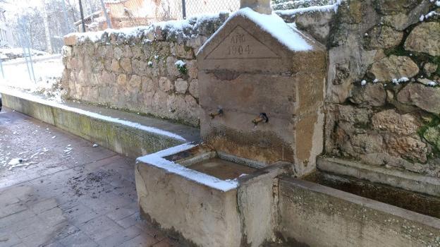 La fuente situada en la plaza del pueblo se quedó sin agua. :: l. r. 