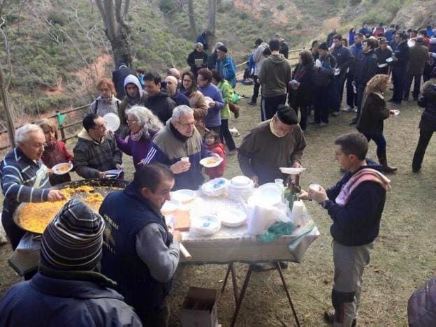 Los vecinos compartieron una comida en la ermita. :: p. montalvo