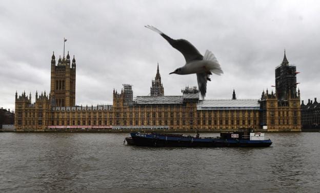 Arriba, el Parlamento de Westminster, a orillas del Támesis. Abajo, Constance Markievicz, la primera diputada británica.