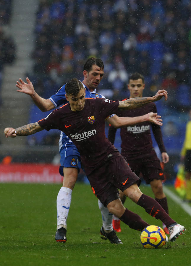 Espanyol y Barcelona empataron en un derbi de alta tensión (1-1). El cuadro blanquiazul se adelantó por medio de Gerard Moreno pero Gerard Piqué puso el empate de cabeza.