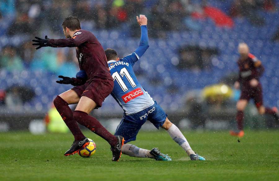 Espanyol y Barcelona empataron en un derbi de alta tensión (1-1). El cuadro blanquiazul se adelantó por medio de Gerard Moreno pero Gerard Piqué puso el empate de cabeza.