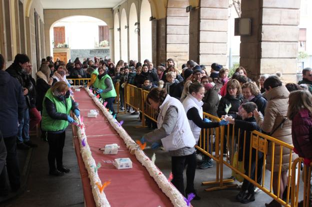 Los asistentes saborearon las raciones del roscón gigante. :: 