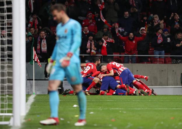 Los colchoneros celebran el gol de Correa. :: reuters