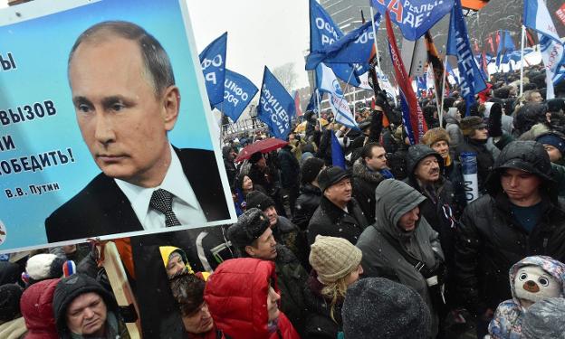 Cartel pro Putin en un acto de apoyo a los deportistas rusos que participarán como independientes en los Juegos de Invierno. :: Vasily MAXIMOV / afp
