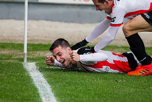 Álvaro Arnedo festeja su gol, el primero en la categoría. Junto a él, Ñoño, que marcó el segundo ante el Burgos. 