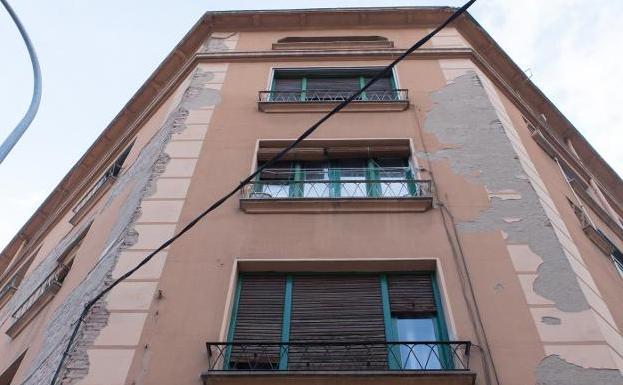 Una de las fachadas del edificio de la estación de autobuses que aún está en uso. 