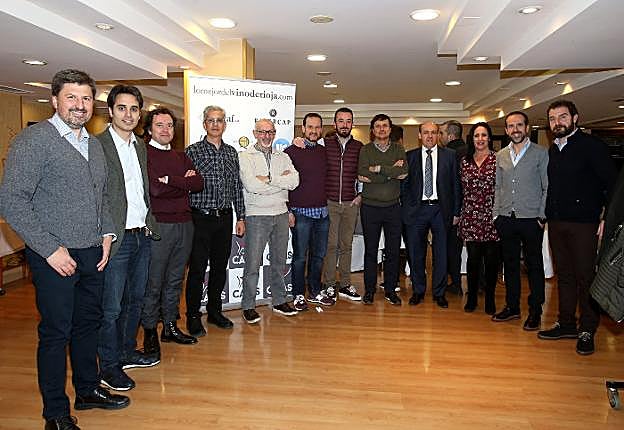 En la imagen, Marquínez con los patrocinadores del club: Argraf, Tonelería Quercus, Rivercap, Calcco, JIG, Smurfit Kappa, Brener Energy Brokers, Hotel Gran Vía y Restaurante La Galería.