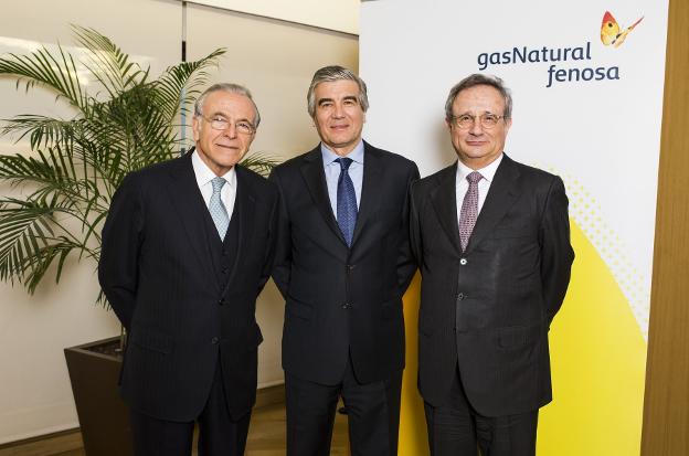Isidro Fainé, Francisco Reynés y Rafael Villaseca, en la sede de Gas Natural. :: r. c.