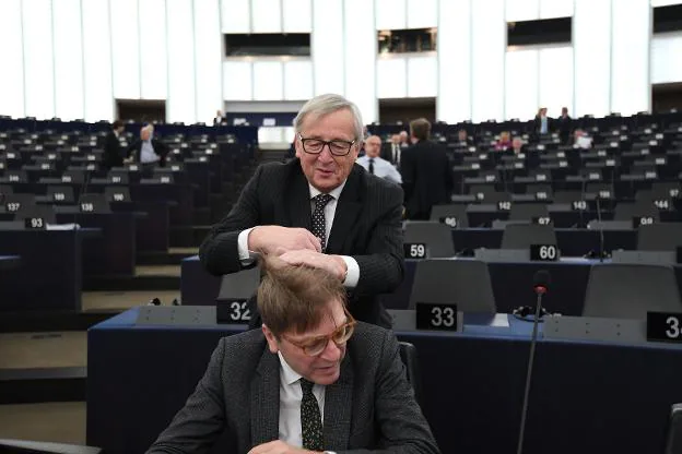 Juncker bromea con el pelo de Guy Verhofstadt. :: F. Florin / AFP