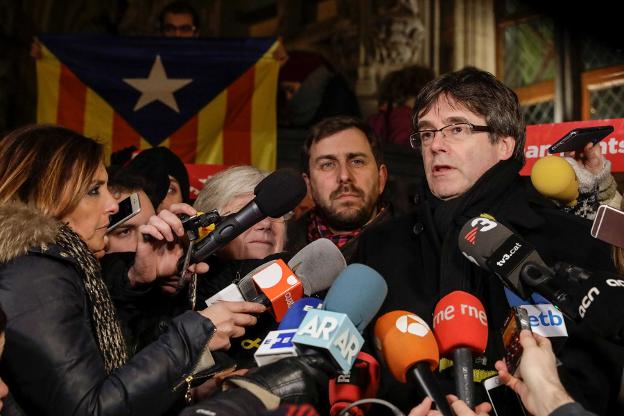 Puigdemont en el acto conmemorativo celebrado ayer de sus cien días en Bruselas. :: THIERRY ROGE / AFP