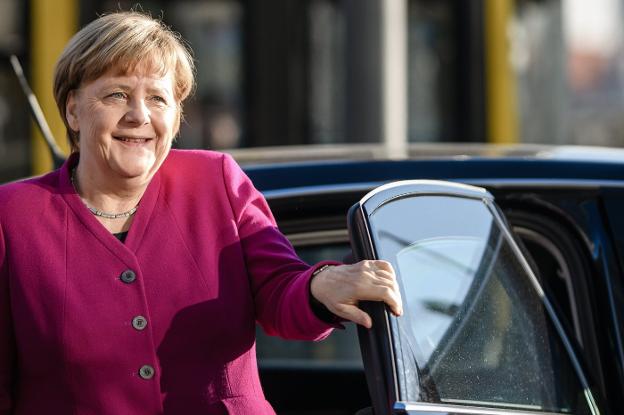 Schulz y Merkel se mostraron optimistas a la llegada a la reunión de ayer. :: Clemens Bilan / efe
