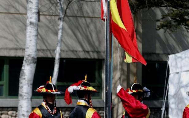 Izado de la bandera española en la Villa Olímpica de Pyeongchang. 