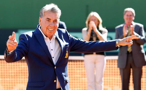 Manolo Santana, en el homenaje que recibió durante la eliminatoria de Copa Davis. 