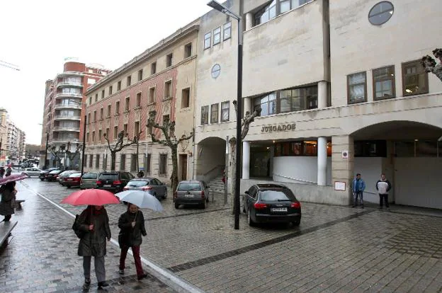Edificio de los antiguos Juzgados en la calle Bretón de los Herreros. :: juan marÍN