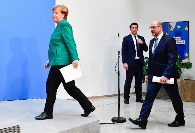 Merkel y Schulz se disponen a ofrecer la rueda de prensa en la que presentaron la reedición del acuerdo de gobierno. :: Tobias SCHWARZ / afp
