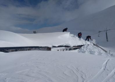 Imagen secundaria 1 - La nieve llena Valdezcaray de optimismo