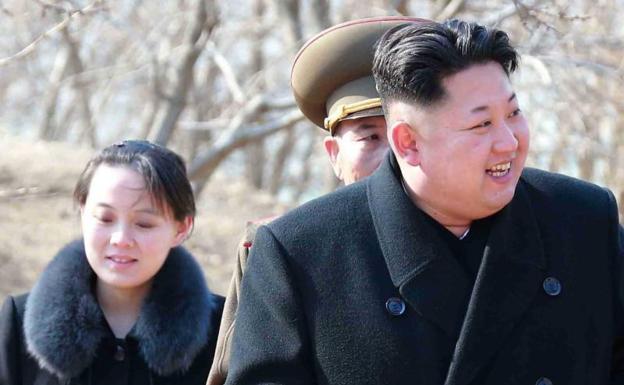 El líder norcoreano, Kim Jong-un, y su hermana pequeña, Kim Yo-jong.