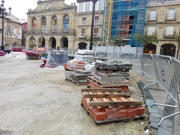 Las obras de la plaza de la Paz acumulan un retraso de un mes desde que empezaron en el mes de diciembre. :: J. López