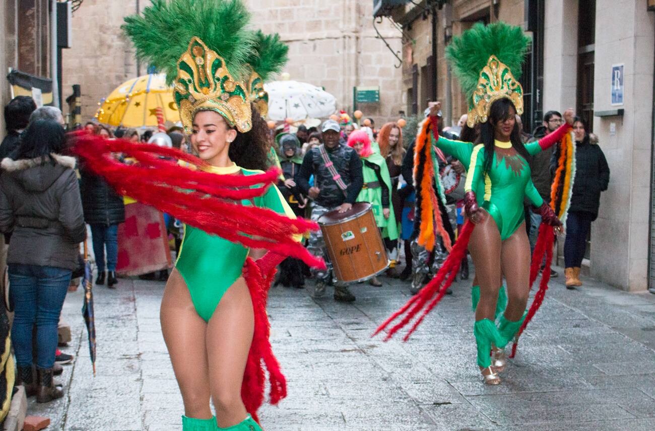 Santo Domingo disfrutó de su carnaval con un gran desfile y la fiesta de disfraces de un día de alegría y celebración