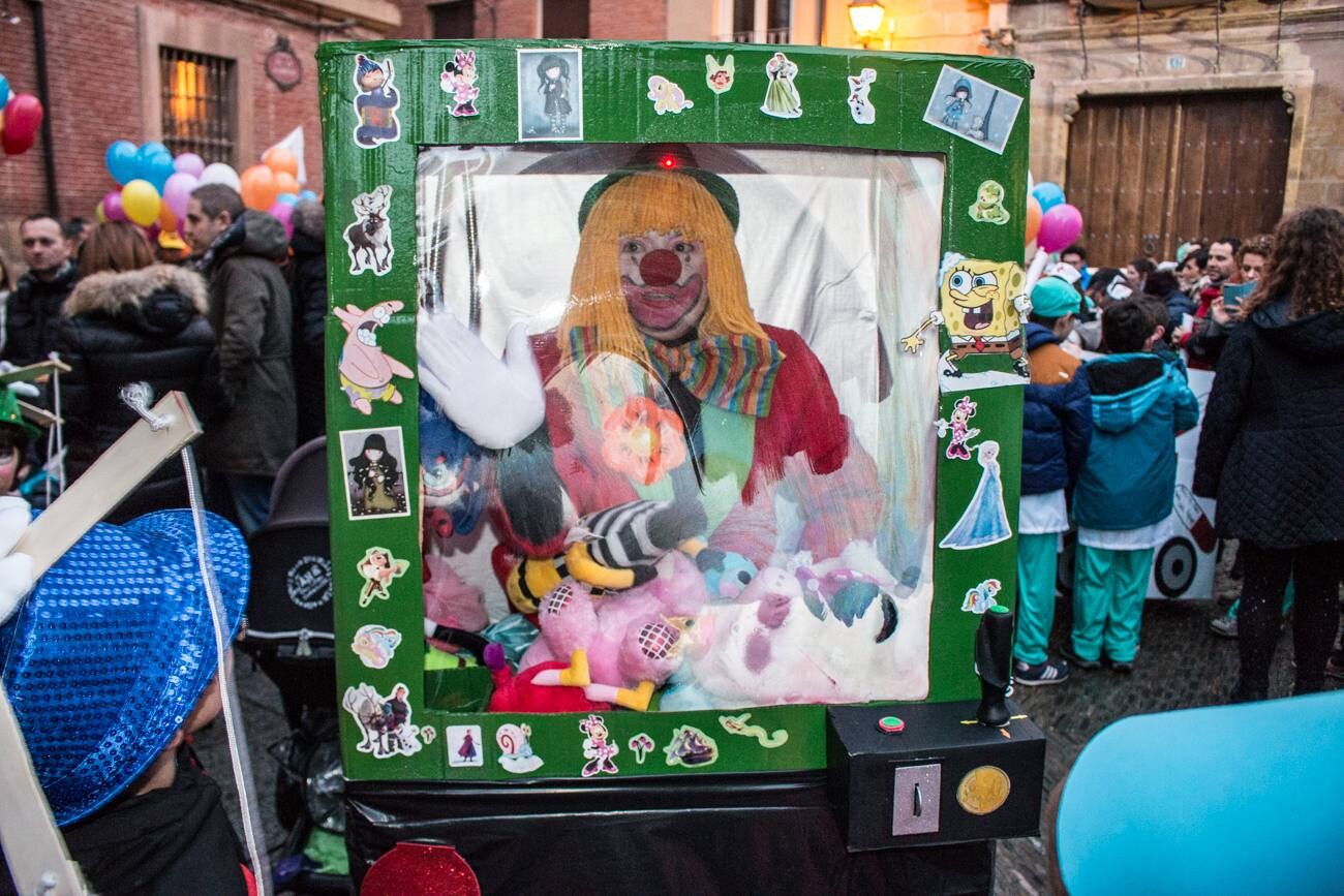 Santo Domingo disfrutó de su carnaval con un gran desfile y la fiesta de disfraces de un día de alegría y celebración