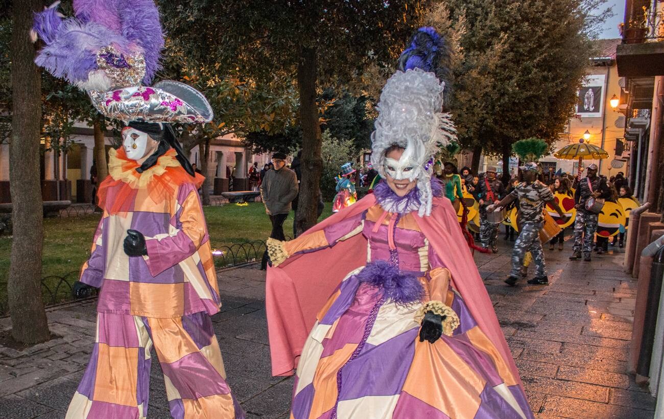 Santo Domingo disfrutó de su carnaval con un gran desfile y la fiesta de disfraces de un día de alegría y celebración