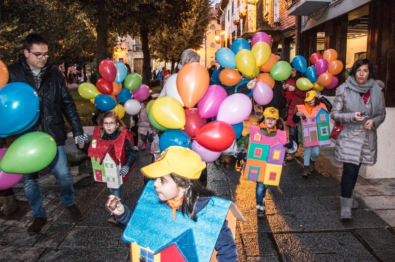 Santo Domingo disfrutó de su carnaval con un gran desfile y la fiesta de disfraces de un día de alegría y celebración