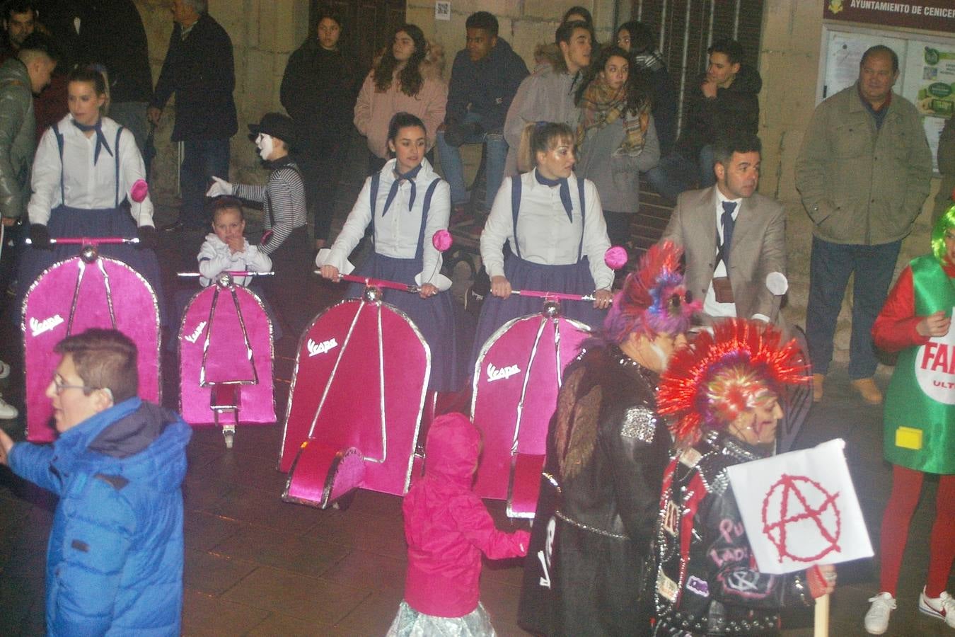 Divertidos disfraces en los carnavales de Cenicero.