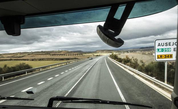 p La N-232, desierta. Imagen de la carretera nacional en el término municipal de Ausejo, sobre las 12.45 horas del jueves, un día laborable, sin apenas tráfico, ni siquiera de vehículos ligeros. 