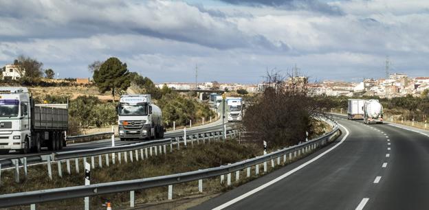 La autopista, a tope. Vehículos pesados circulando por la AP-68 a la altura de Calahorra, el pasado jueves.