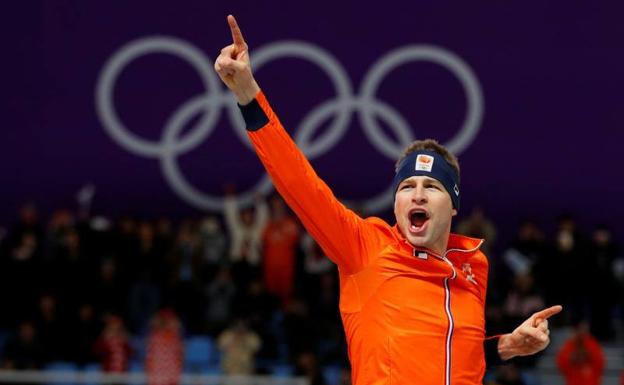 El holandés Sven Kramer celebra su tercer oro olímpico en patinaje. 