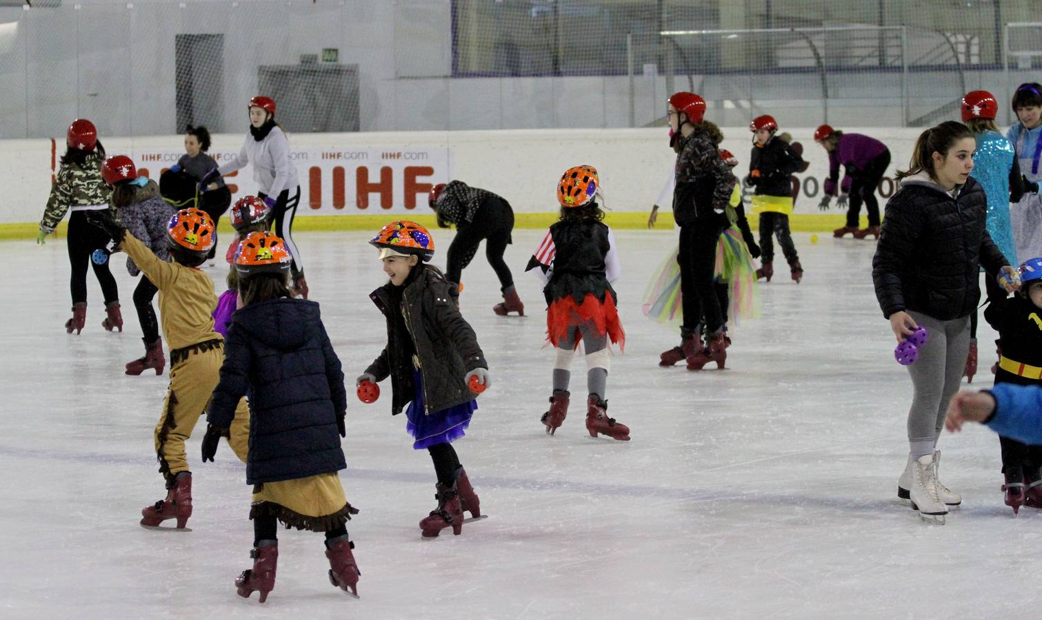 El centro deportivo municipal de Lobete celebró el Carnaval del hielo entre patines y originales disfraces