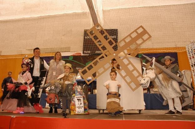   Quijote y Sancho Panza. Esta propuesta fue la triunfadora en categoría de grupos del Carnaval de Papel en Calahorra.