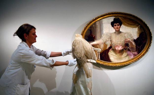 Los cuadros del "magnífico Sorolla retratista" se exponen junto a 60 vestidos y complementos iguales o muy parecidos a los que aparecen en los lienzos, fechados en el mismo periodo que las pinturas. 