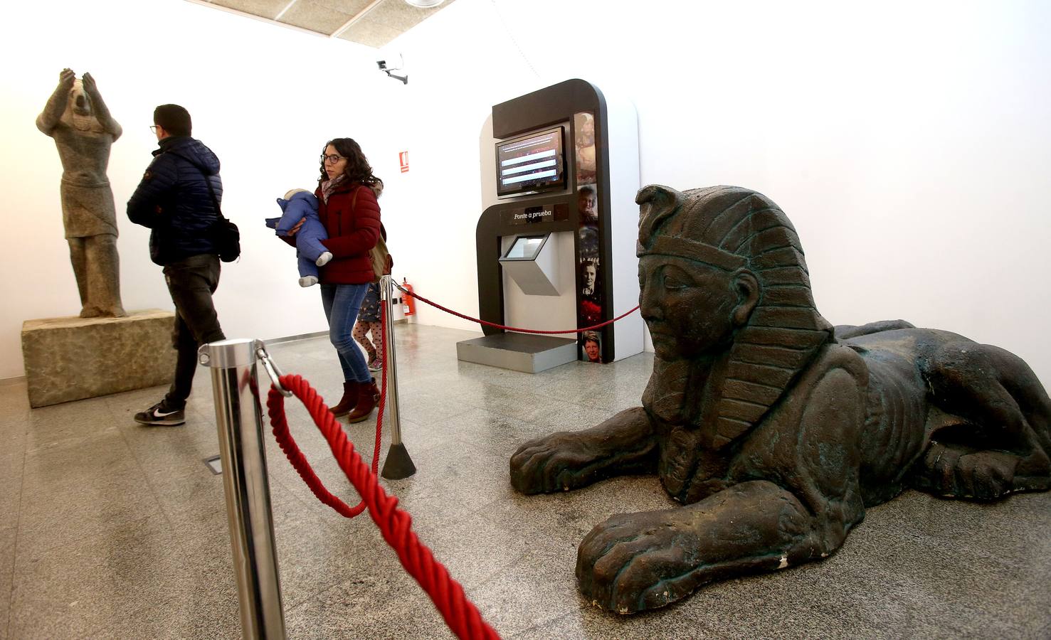 Alumnos del colegio Duquesa de la Victoria visitaron la muestra 'Con A de Astrónoma', que se puede ver en la Casa de las Ciencias.