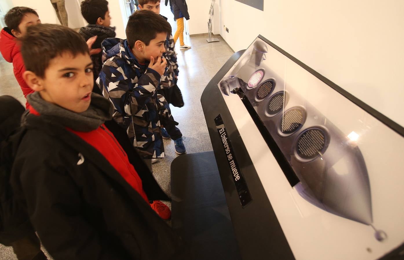 Alumnos del colegio Duquesa de la Victoria visitaron la muestra 'Con A de Astrónoma', que se puede ver en la Casa de las Ciencias.