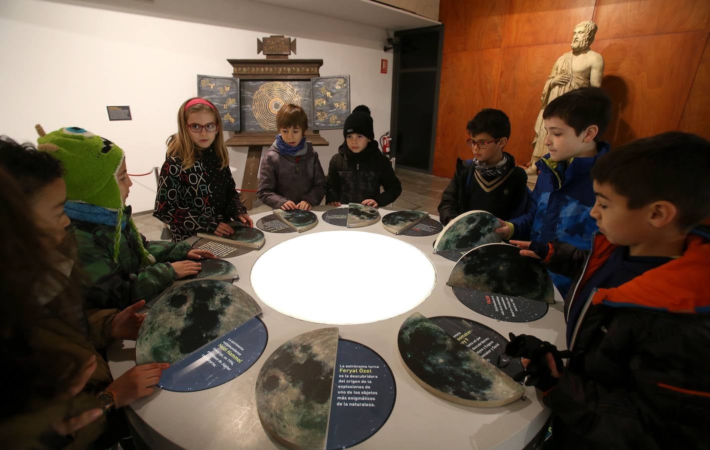 Alumnos del colegio Duquesa de la Victoria visitaron la muestra 'Con A de Astrónoma', que se puede ver en la Casa de las Ciencias.